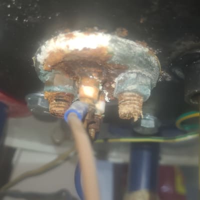 חיבורים חלודים בצנרת של דוד שמש