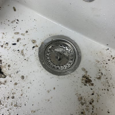 כיור מלוכלך עם ניקוז מתכת