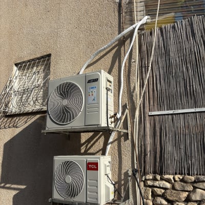 שני מזגנים מותקנים על קיר חיצוני של בניין