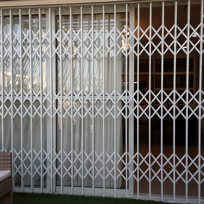 סורג מתכת מתקפל על דלת זכוכית