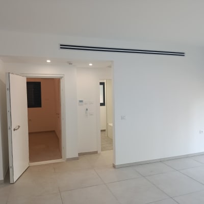 חדר ריק עם מערכת מיזוג אוויר עליונה