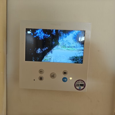 מסך אינטרקום עם תצוגת מצלמה חיצונית