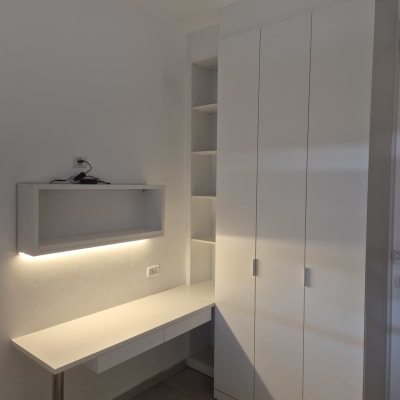 שולחן עבודה וארון לבן עם תאורה מובנית