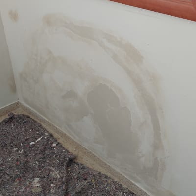 קיר עם תיקוני טיח, שטיח מגן על הרצפה