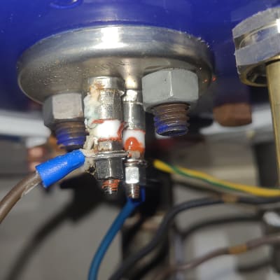 חיבורים חשמליים ותושבת מתכת בדוד שמש