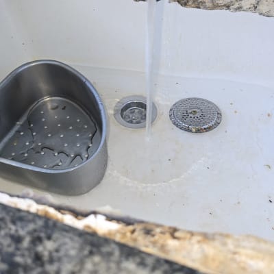 כיור עם מים זורמים וניקוז