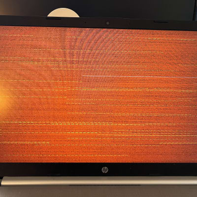 מסך מחשב עם תצוגה פגומה בצבעים אדומים