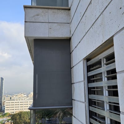 קיר חיצוני עם תריסים וחלון זכוכית