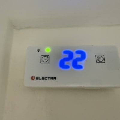 תצוגת טמפרטורה 22 מעלות במזגן אלקטרה