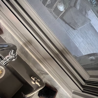 כיור מטבח עם ברז וספוג שחור לניקוי