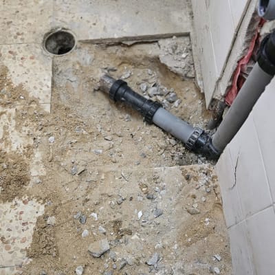 עבודת אינסטלציה עם צינור ותשתית חשופה