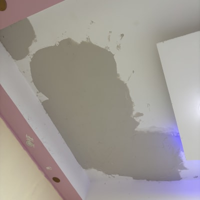 תקרה עם תיקוני טיח בצבע אפור