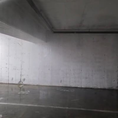 חניון ריק עם קירות ותקרה אפורים