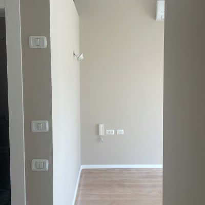 קיר צבוע בצבע בהיר עם מתגי תאורה