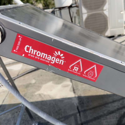 מדבקה אדומה על דוד שמש עם לוגו כרומגן