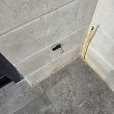 ברז מים מותקן על קיר אריחים