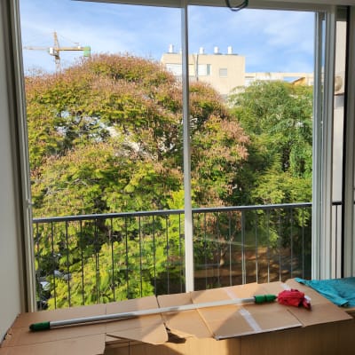 מגב, סמרטוטים וקופסאות קרטון על הרצפה