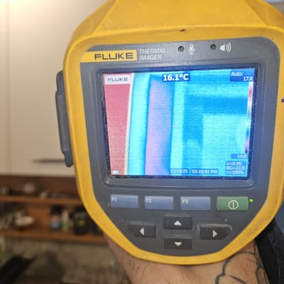 מד חום תרמי מציג טמפרטורה של 16.1 מעלות צלזיוס