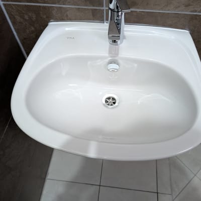 כיור לבן נקי עם ברז כרום מבריק