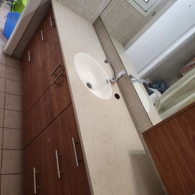 כיור ושיש עם ארונות עץ במטבח או חדר אמבטיה