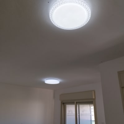 שני גופי תאורה עגולים מותקנים בתקרה