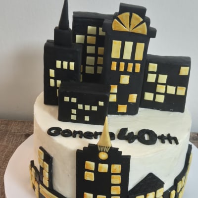 עוגת יום הולדת מעוצבת עם מבנים עירוניים