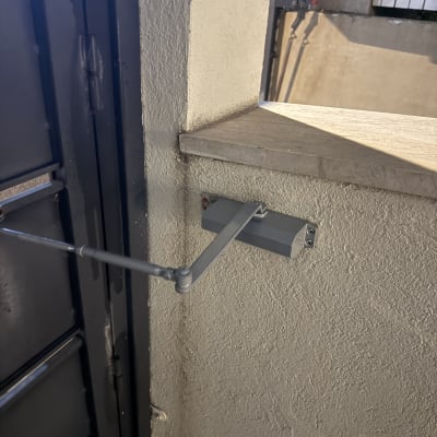 דלת עם מנגנון סגירה אוטומטי מותקן