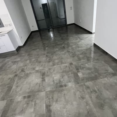 רצפה נקייה ומבריקה בחדר ריק עם חלון גדול