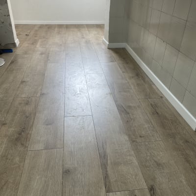 רצפת פרקט עץ בהירה בחדר פנימי