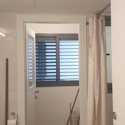 מקלות מטאטא ודלי בחדר אמבטיה