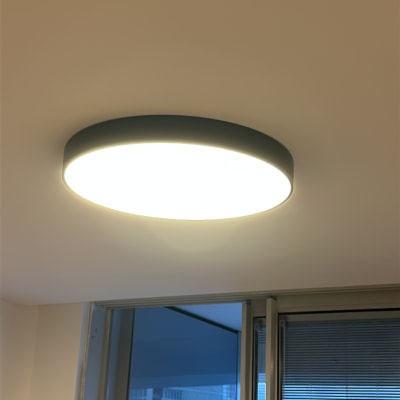 תאורה תקרה עגולה בחדר עם חלון