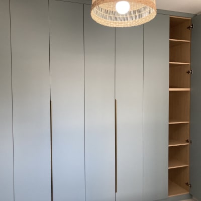 ארון עץ עם דלת פתוחה ומדפים פנימיים