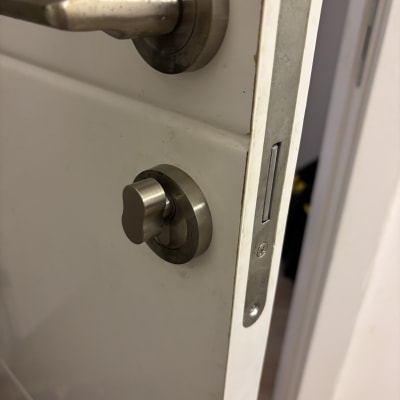 מנעול ודלת מתכת, עבודה בתחום המנעולנות