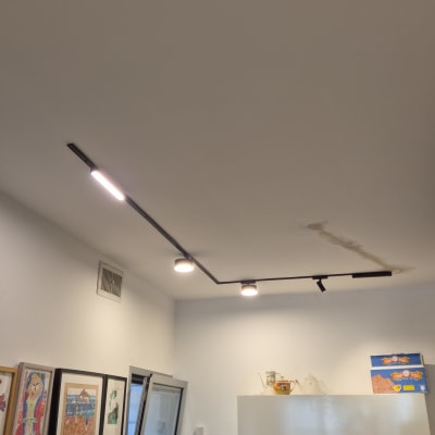 תאורת תקרה עם פסי לד ומנורות שקועות