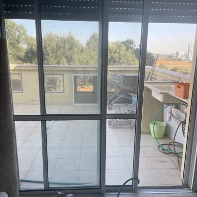 צינור ומטלית על רצפה ליד חלון