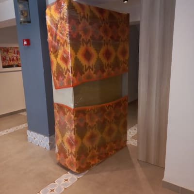 מזרן עטוף בניילון עומד במסדרון