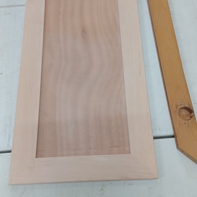 מסגרת עץ מלבנית על שולחן עבודה