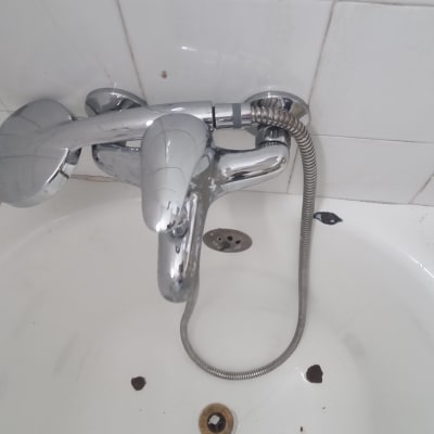 ברז אמבטיה עם צינור מתכת גמיש