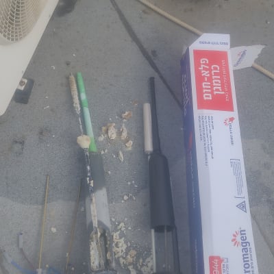 חלקי דוד שמש וכלים על הרצפה