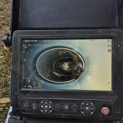 מסך מחשב נייד עם תצוגת מצלמה פנימית