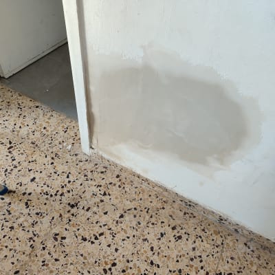 קיר עם תיקון טיח לפני צביעה