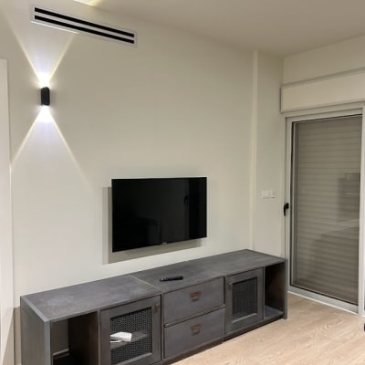 קיר צבוע בצבע בהיר עם טלוויזיה תלויה