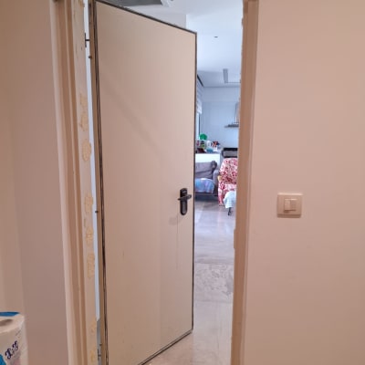 דלת פתוחה עם ידית בחדר פנימי