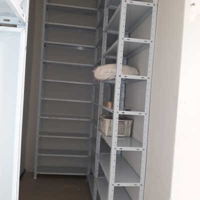 מדפי מתכת ריקים בחדר אחסון