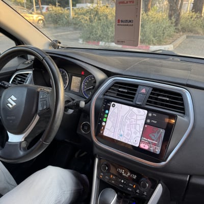 פנים רכב עם מערכת ניווט ומסך מגע