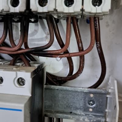 חוטי חשמל ומפסקי חשמל בלוח חשמל