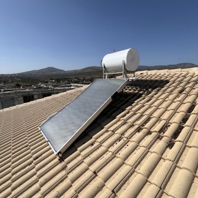 דוד שמש ולוח סולארי על גג רעפים