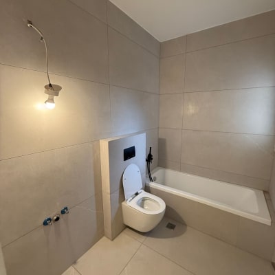 חדר אמבטיה עם שירותים ואמבטיה מותקנים