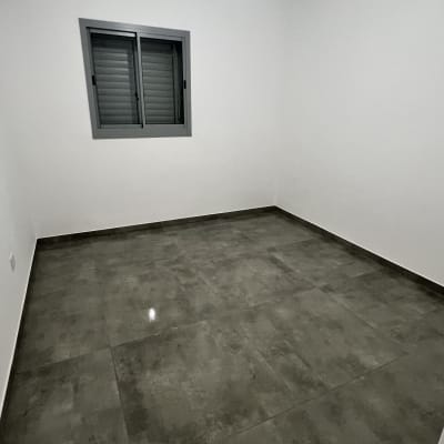 חדר ריק עם רצפה נקייה ומבריקה