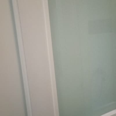 דלת עם זכוכית חלבית במסגרת לבנה